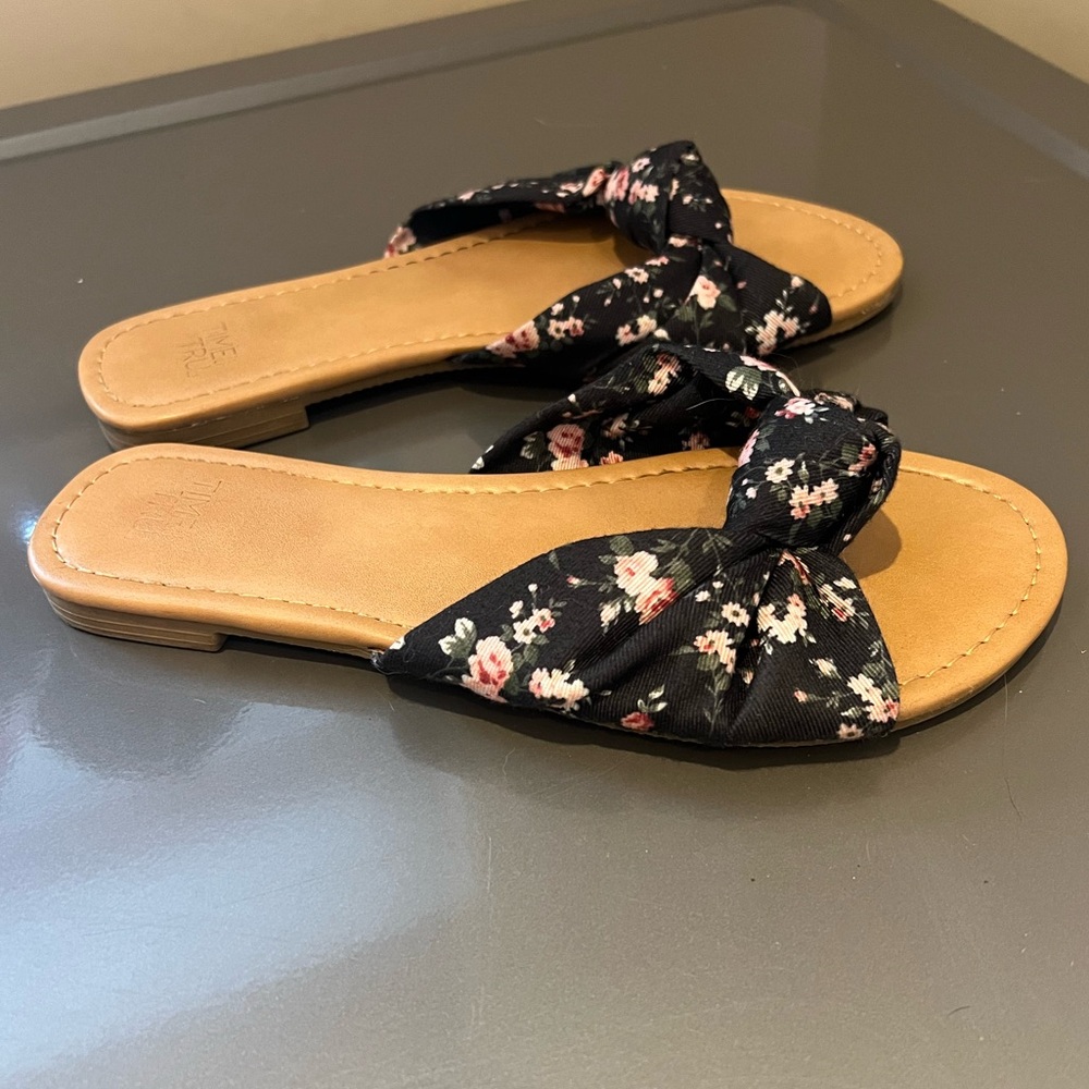 Time and Tru Flower Pattern Flat Sandals Woman’s Size 6